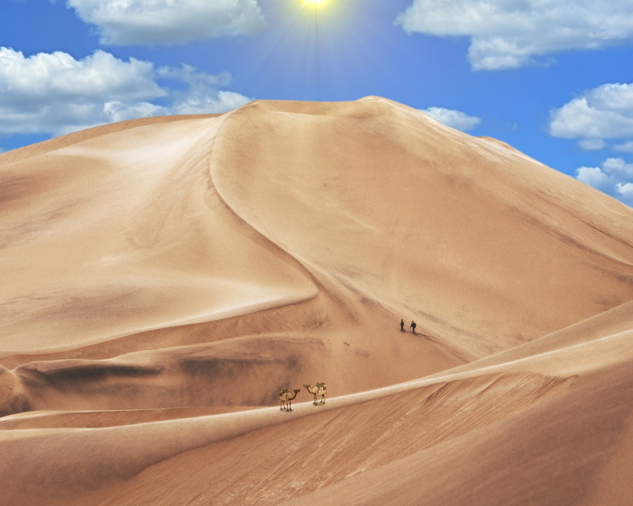 Высокая песчаная дюна под голубым небом 