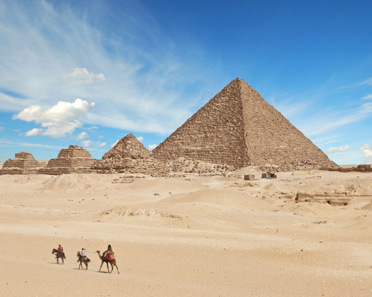 Старые пирамиды под голубым небом