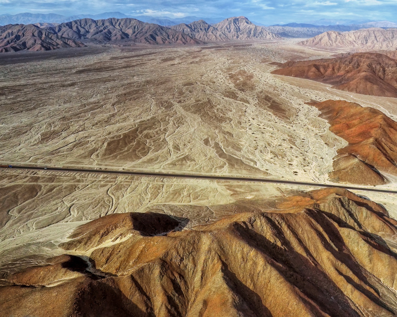 Вид на дорогу через пустыню 