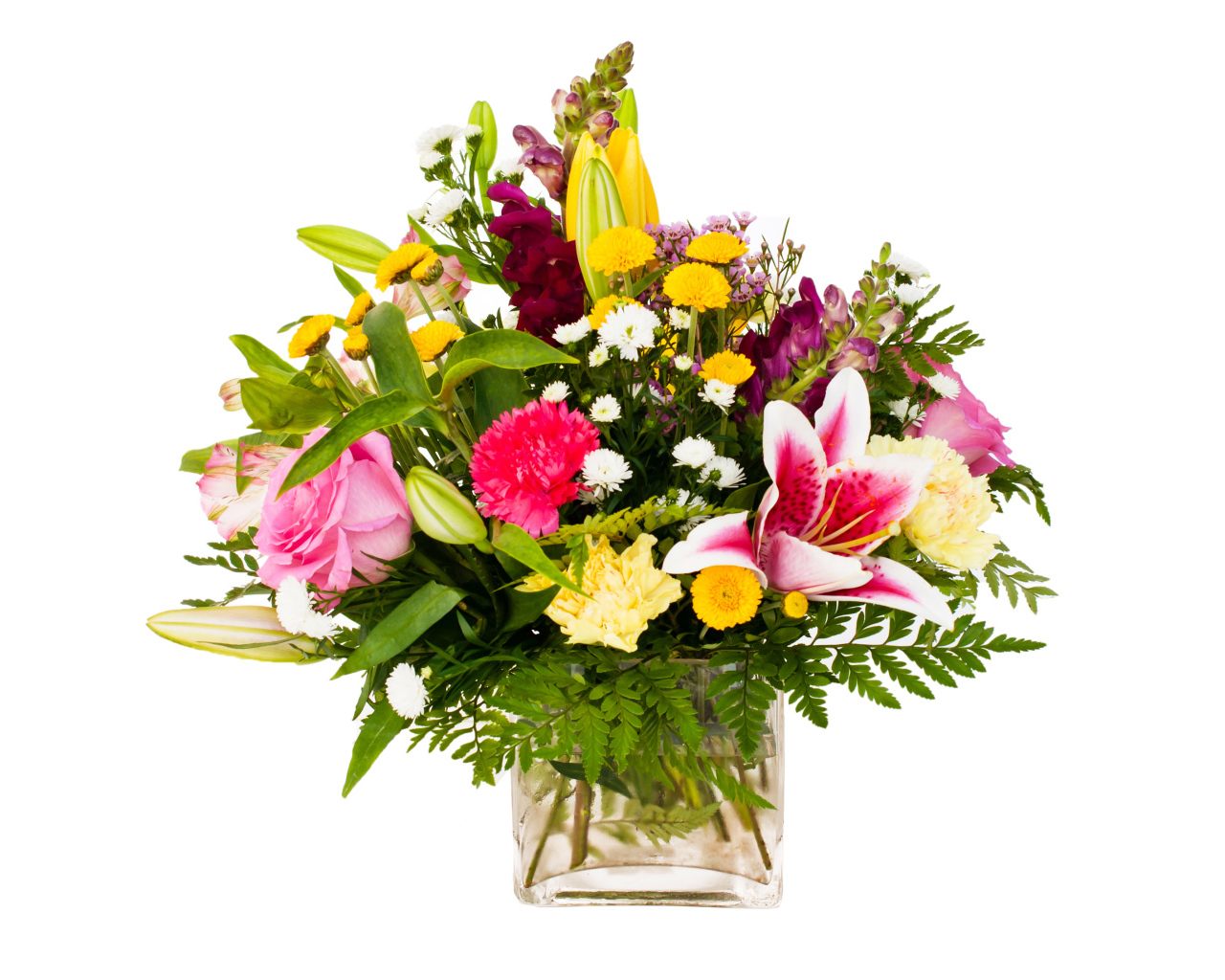 Красивый букет в стеклянной вазе на белом фоне