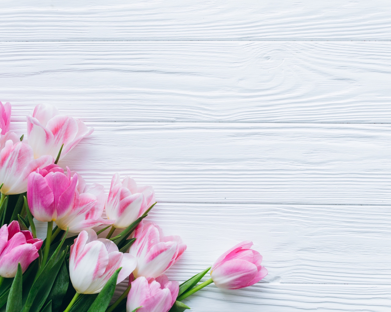 Красивый букет розовых тюльпанов на столе