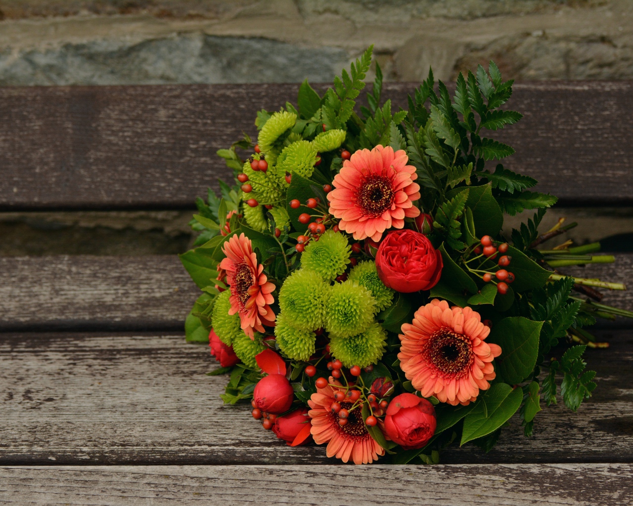 Красивый букет на деревянной лавке