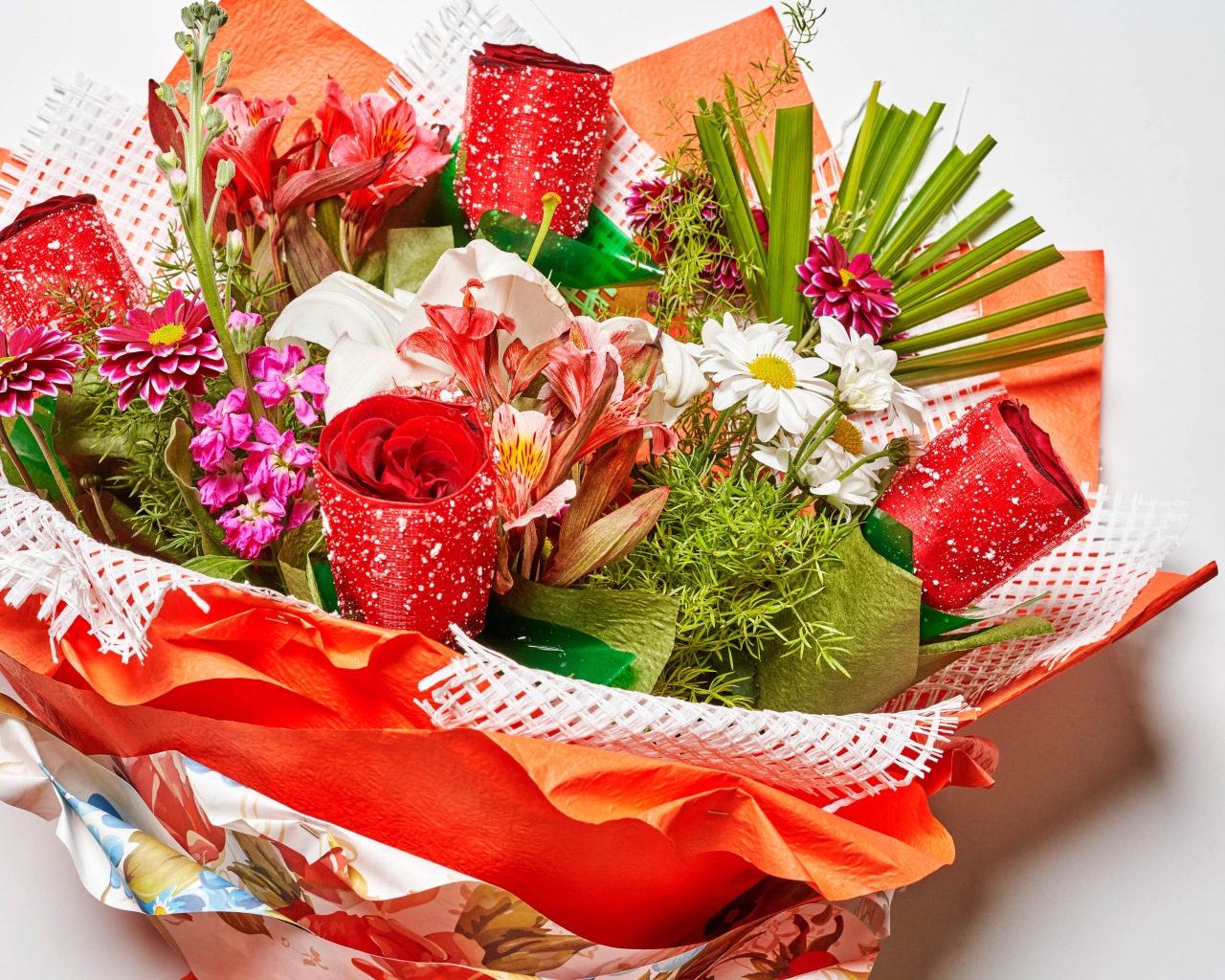 Красивый букет с разными цветами на сером фоне 