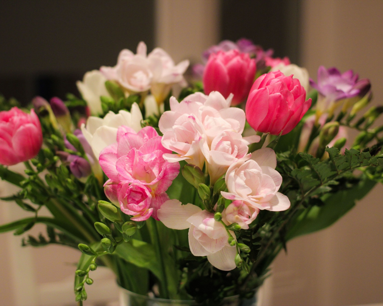 Красивый нежный весенний букет в вазе