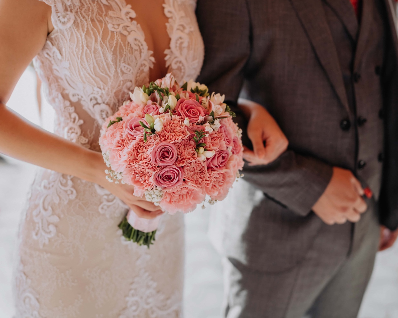 Красивый розовый букет в руках у невесты на свадьбе 