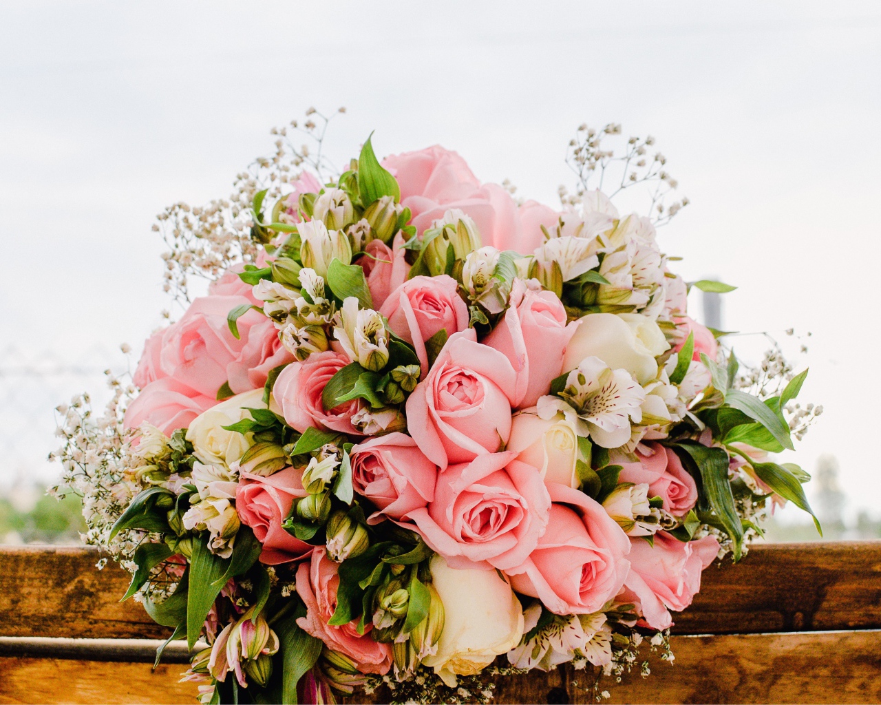 Красивый розовый свадебный букет