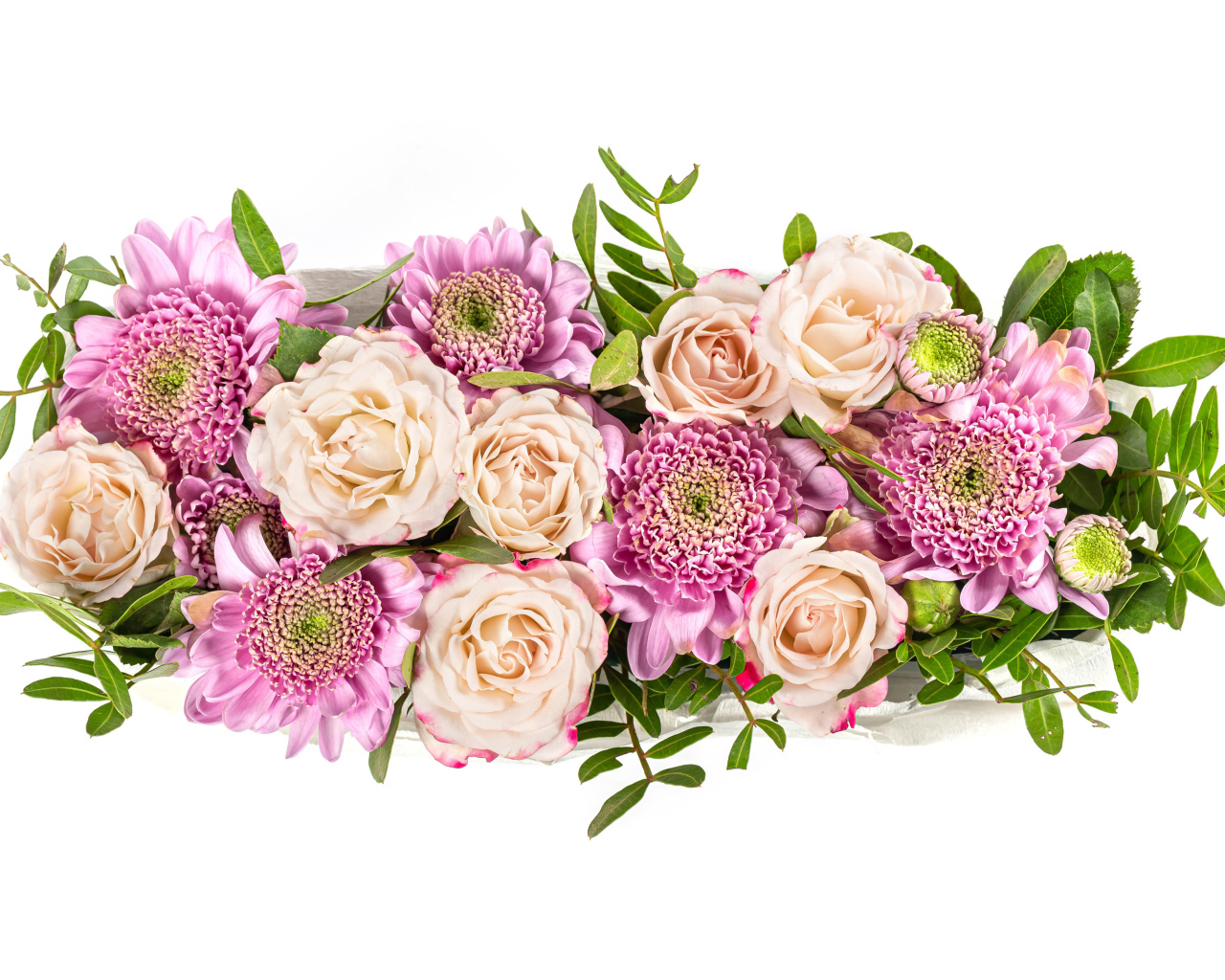 Букет хризантем с белыми розами на белом фоне 