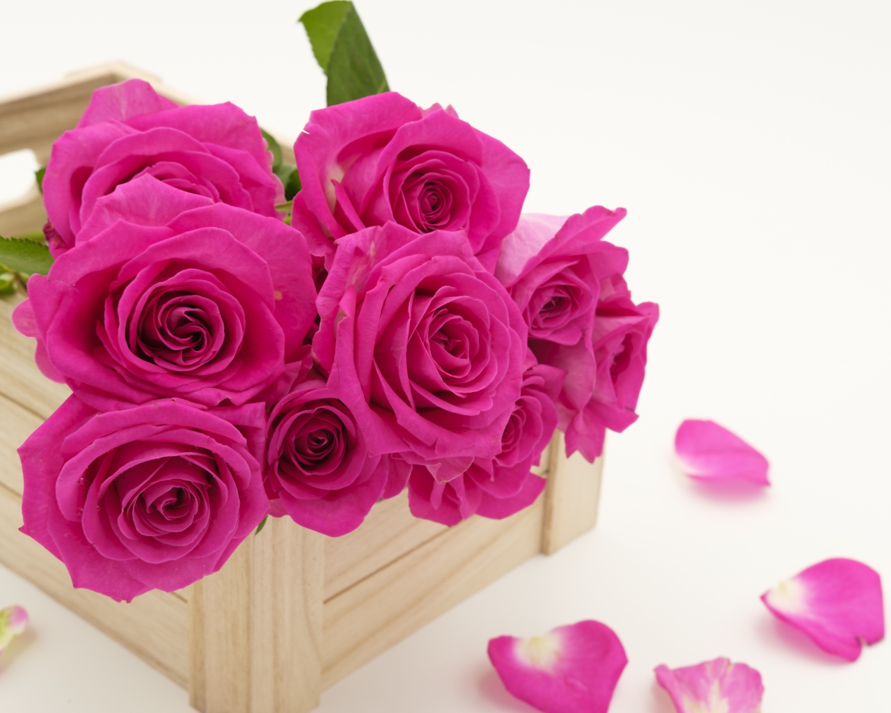 Букет розовых роз в деревянном ящике