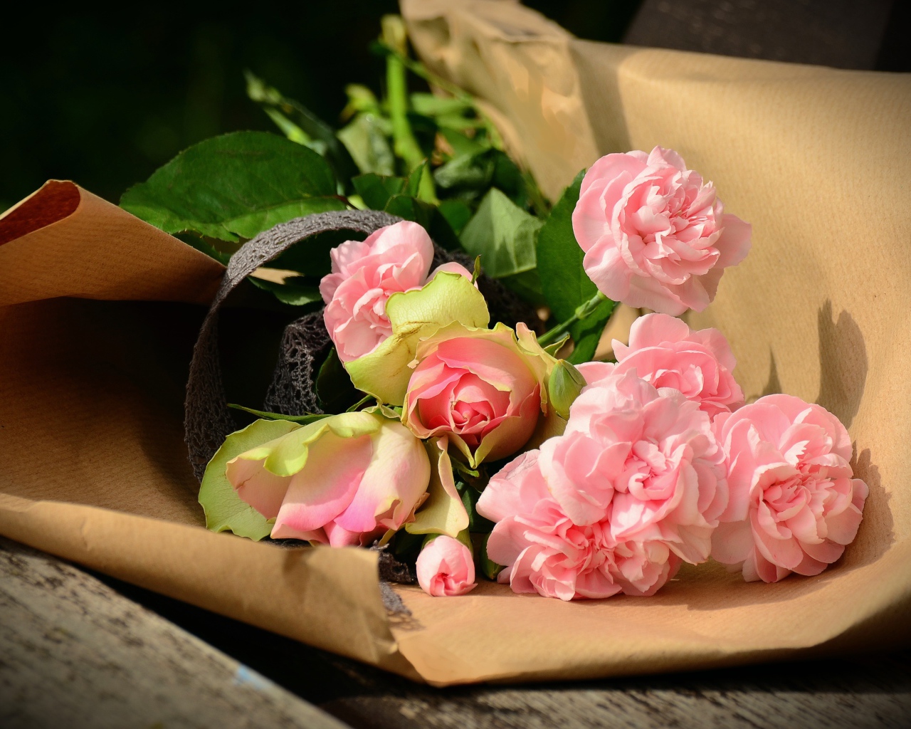 Букет розовых роз в бумаге