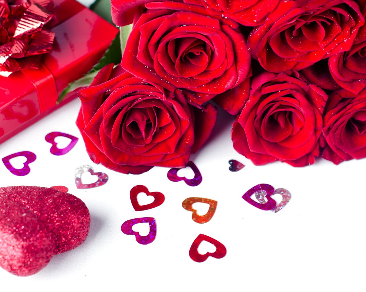 Букет красных роз с сердечками на белом фоне