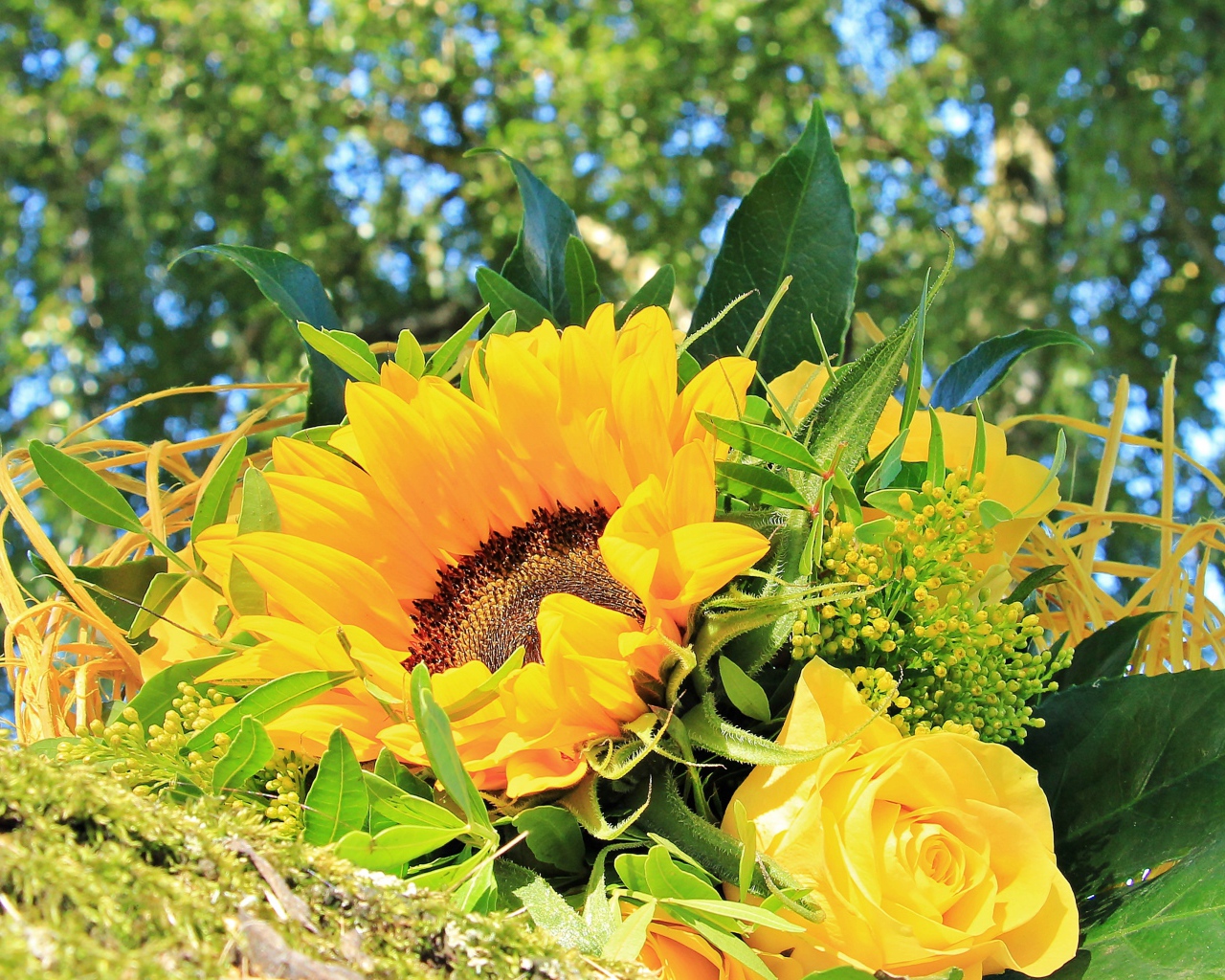 Букет цветов подсолнуха и желтой розы