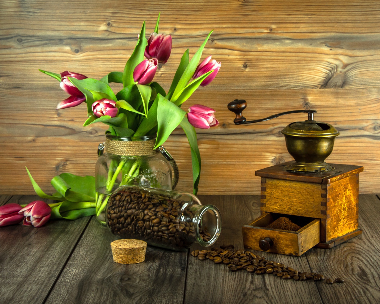 Букет тюльпанов на столе с кофе