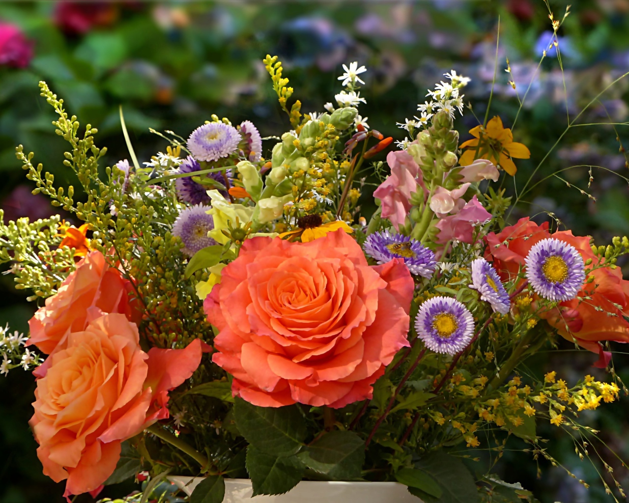 Букет полевых цветов с розами крупным планом