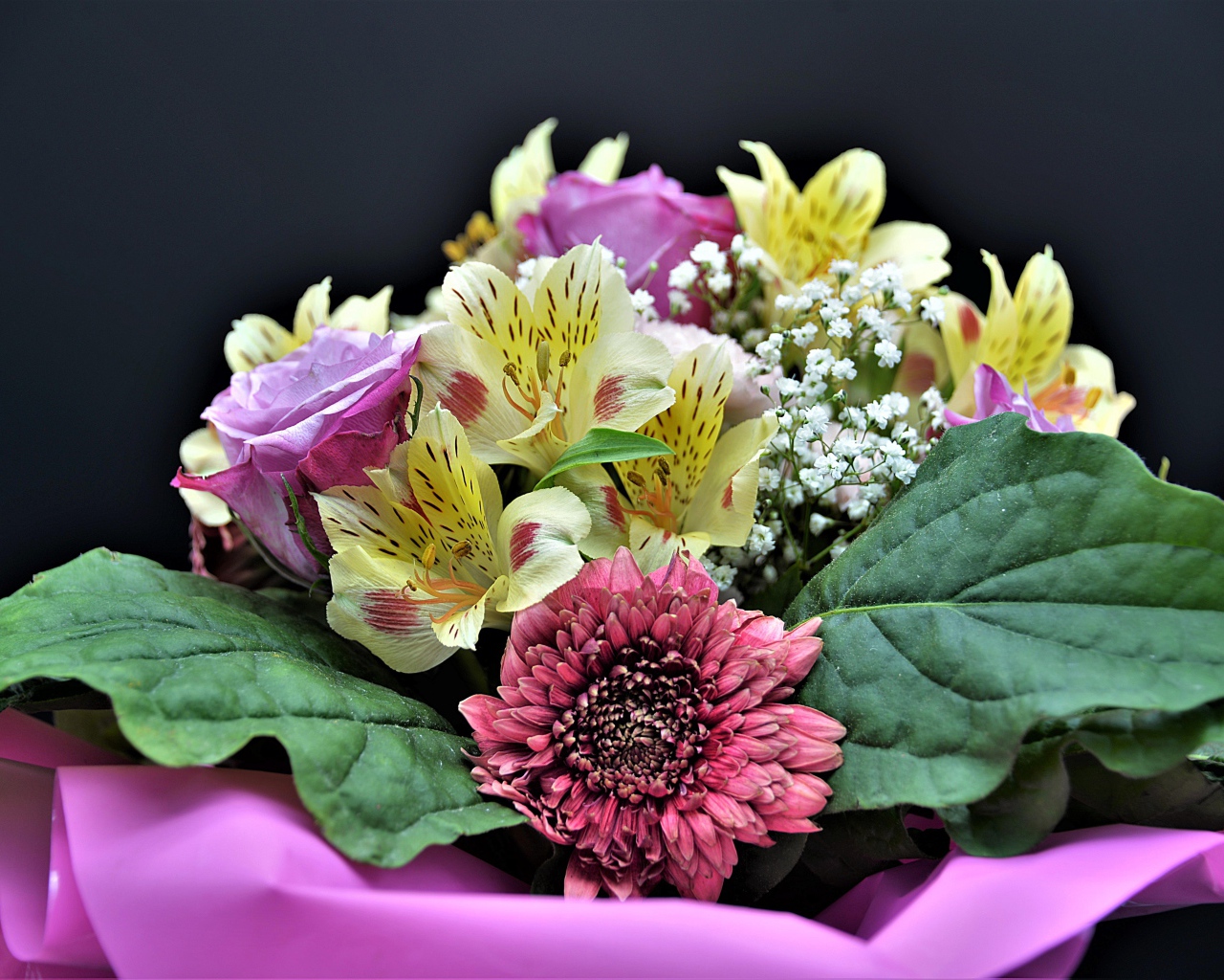 Красочный букет из цветов розы, альстромерии и герберы