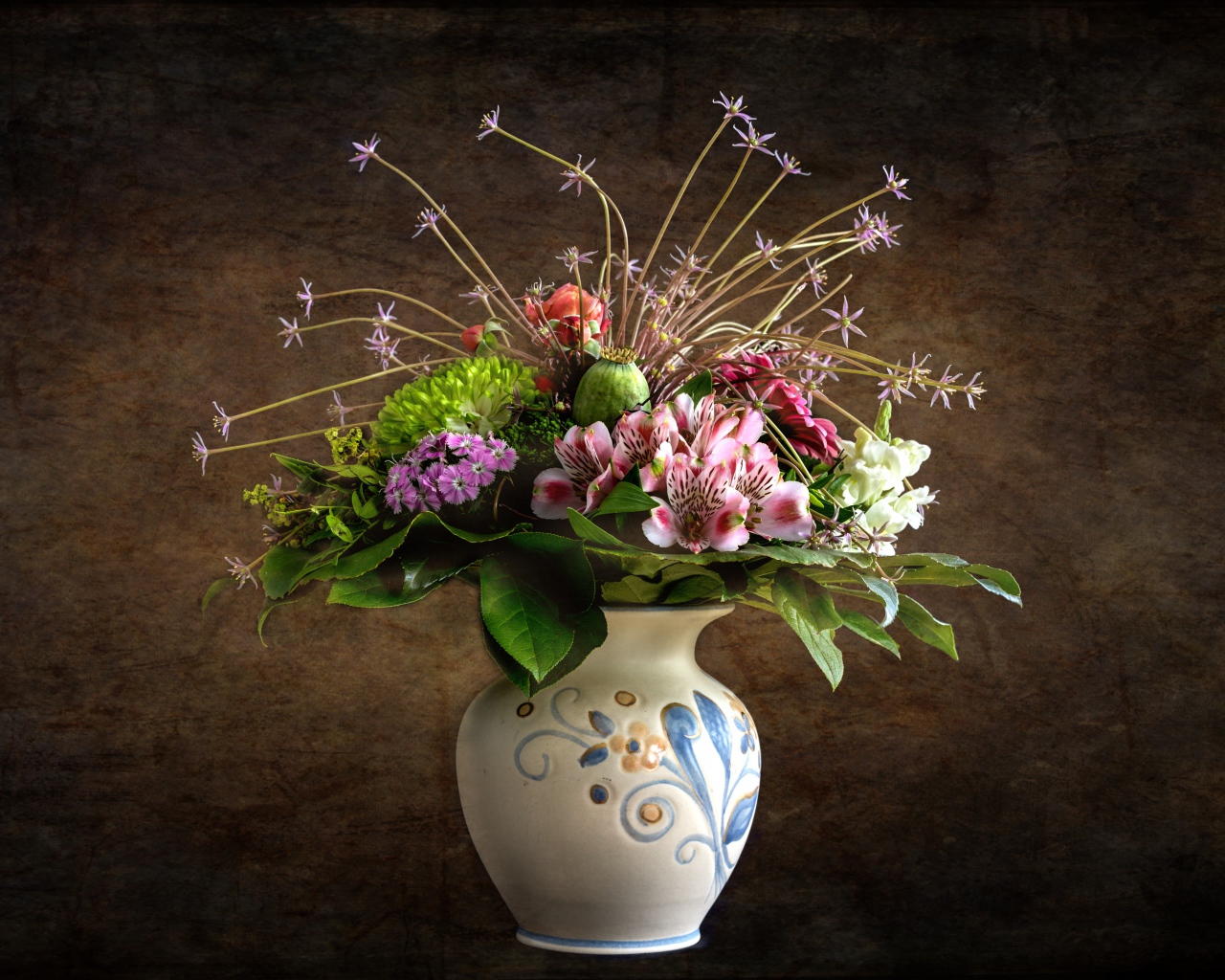 Милый букет в красивой вазе на фоне стены