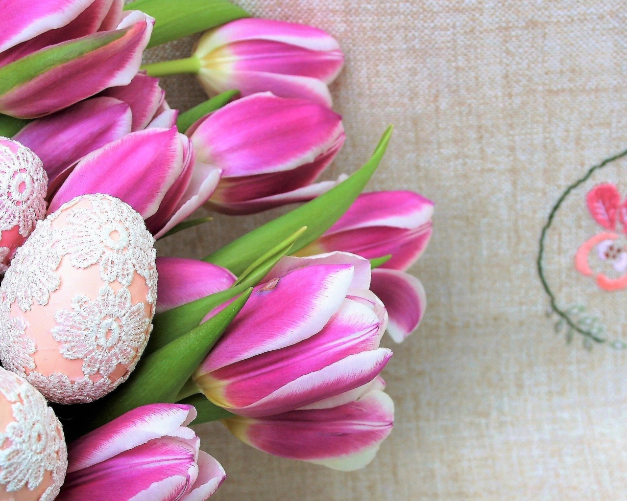 Кружевные пасхальные яйца с тюльпанами