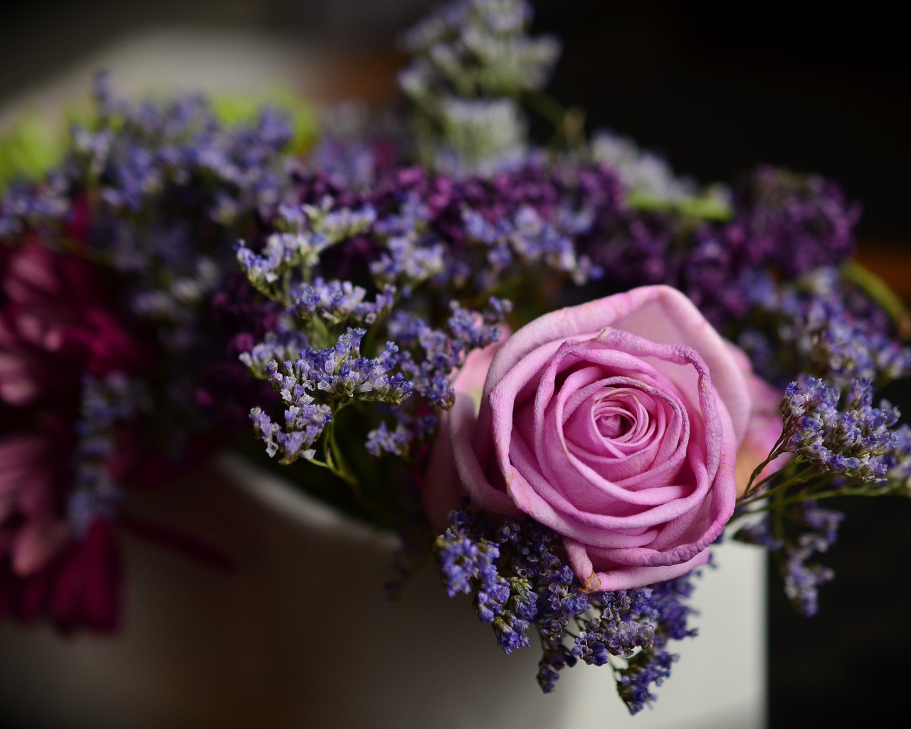 Розовая роза с синими цветами в вазе