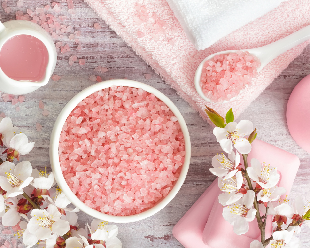 Розовая ароматная соль с цветами вишни