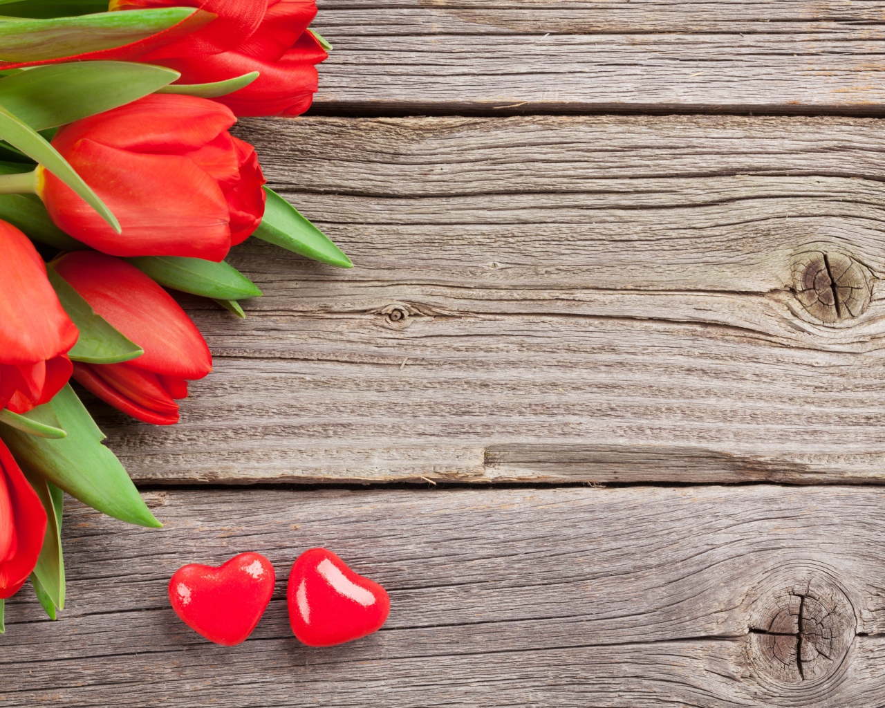 Красные тюльпаны на деревянном столе