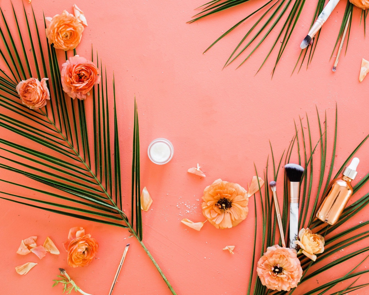 Розы и листья пальмы на розовом фоне 