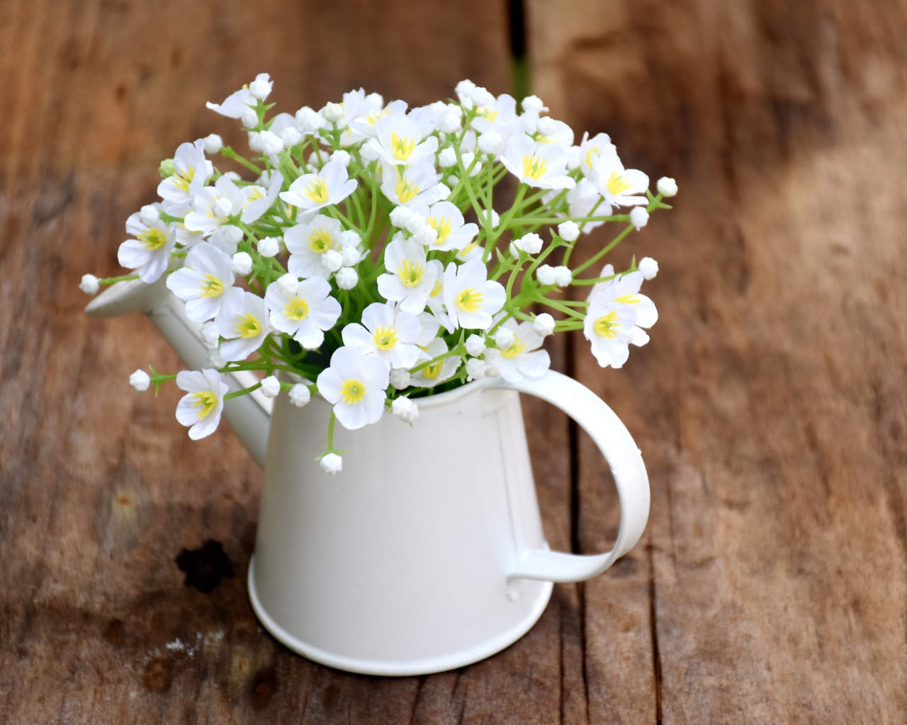 Маленькие белые цветы гипсофила в вазе на столе