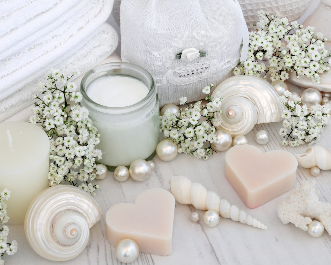 Мыло с бусами, цветами и мылом на столе 