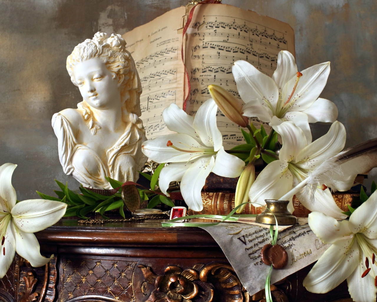 Белые лилии, статуя и ноты лежат на столе