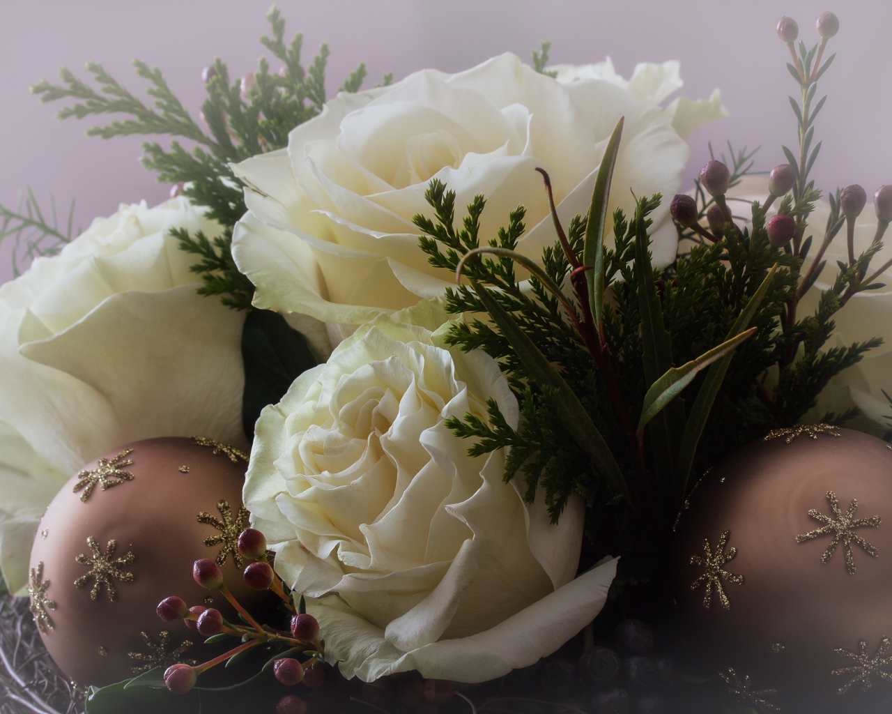 Белые розы с шариками и зелеными листьями 