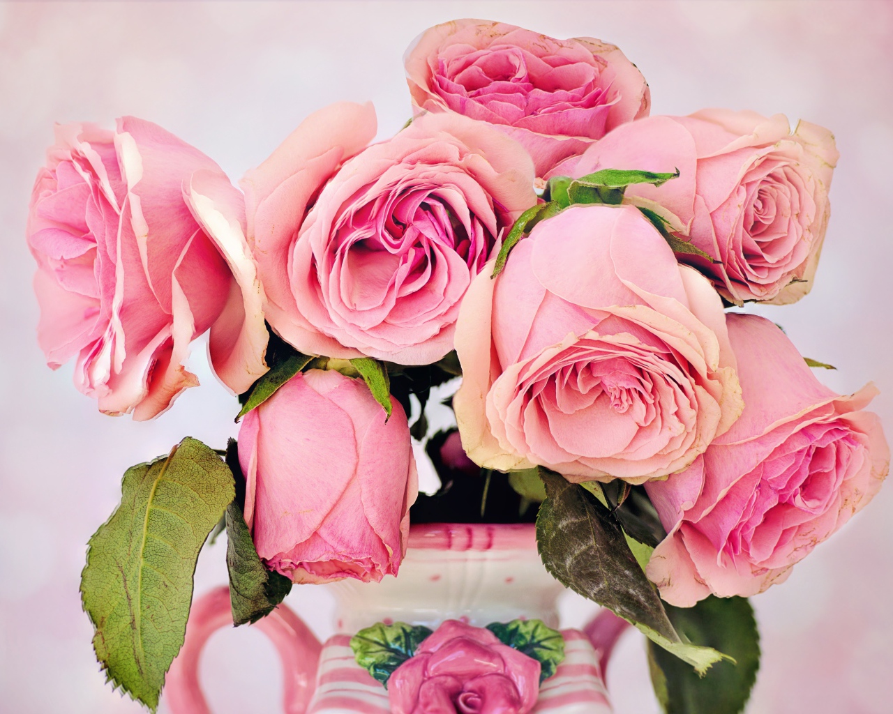 Увядшие розовые розы в вазе 