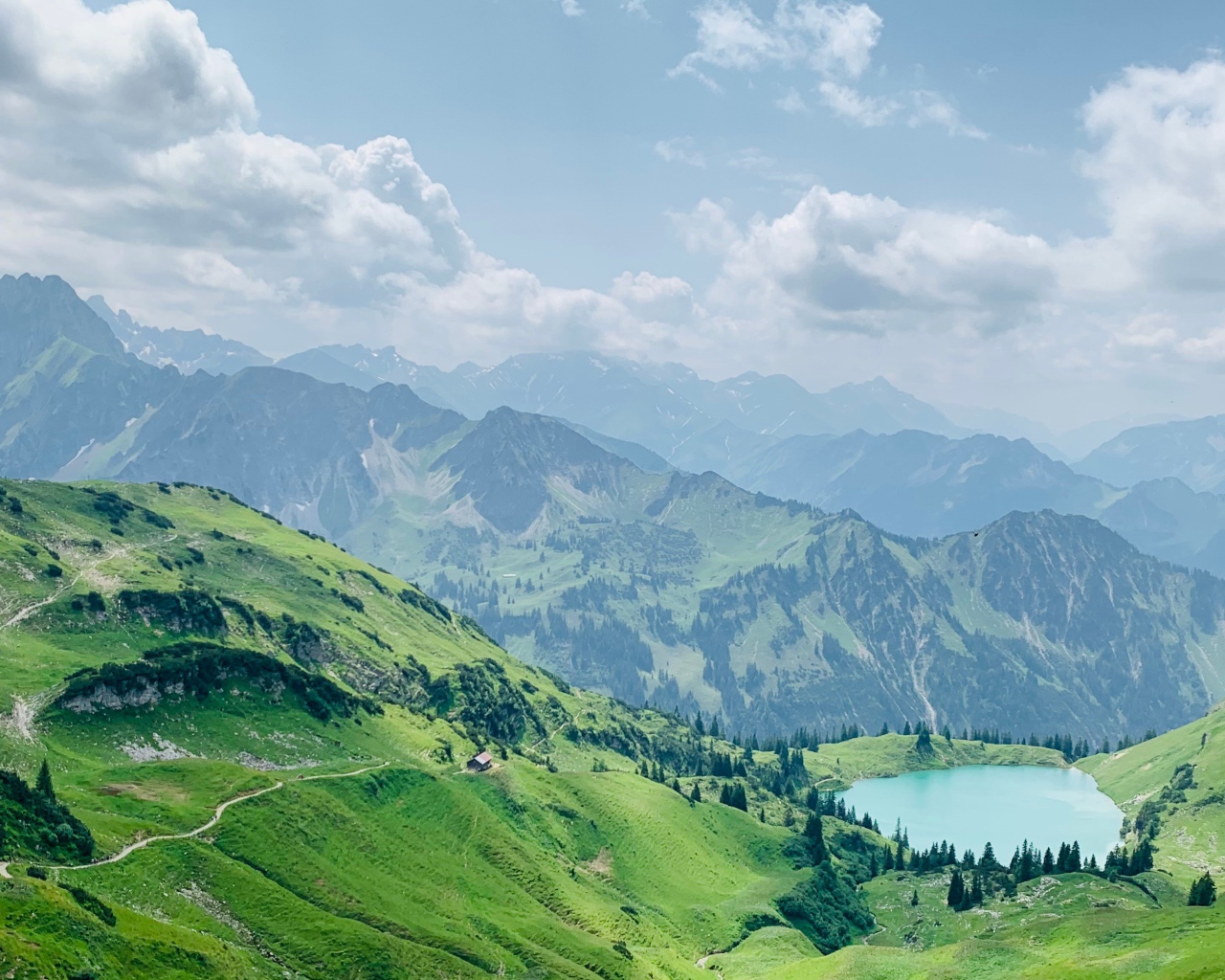 Красивый вид с высоты на покрытые зеленью горы в тумане 
