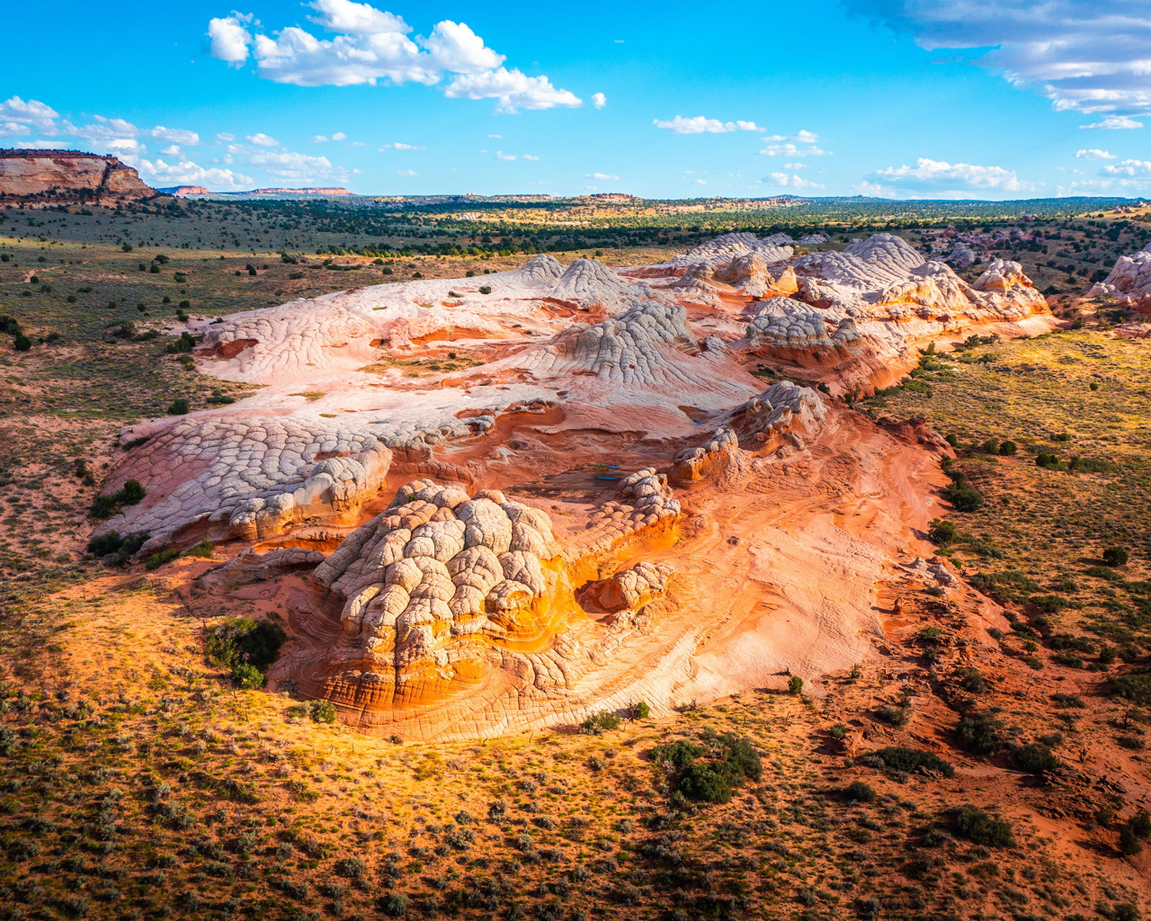 Красивый вид на соляные горы под голубым небом