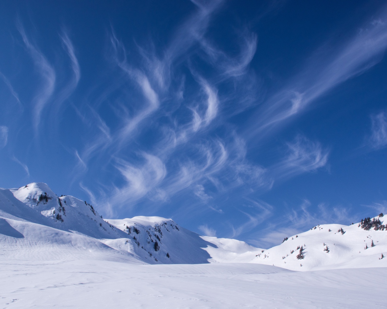 Красивое голубое небо над заснеженными горами 