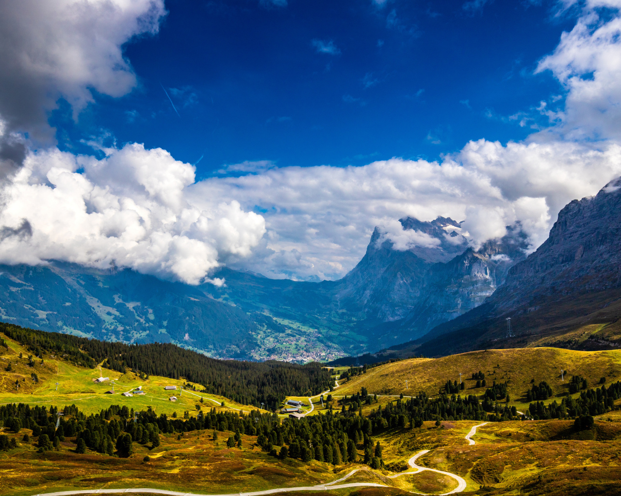Красивый вид на горы под густыми белыми облаками