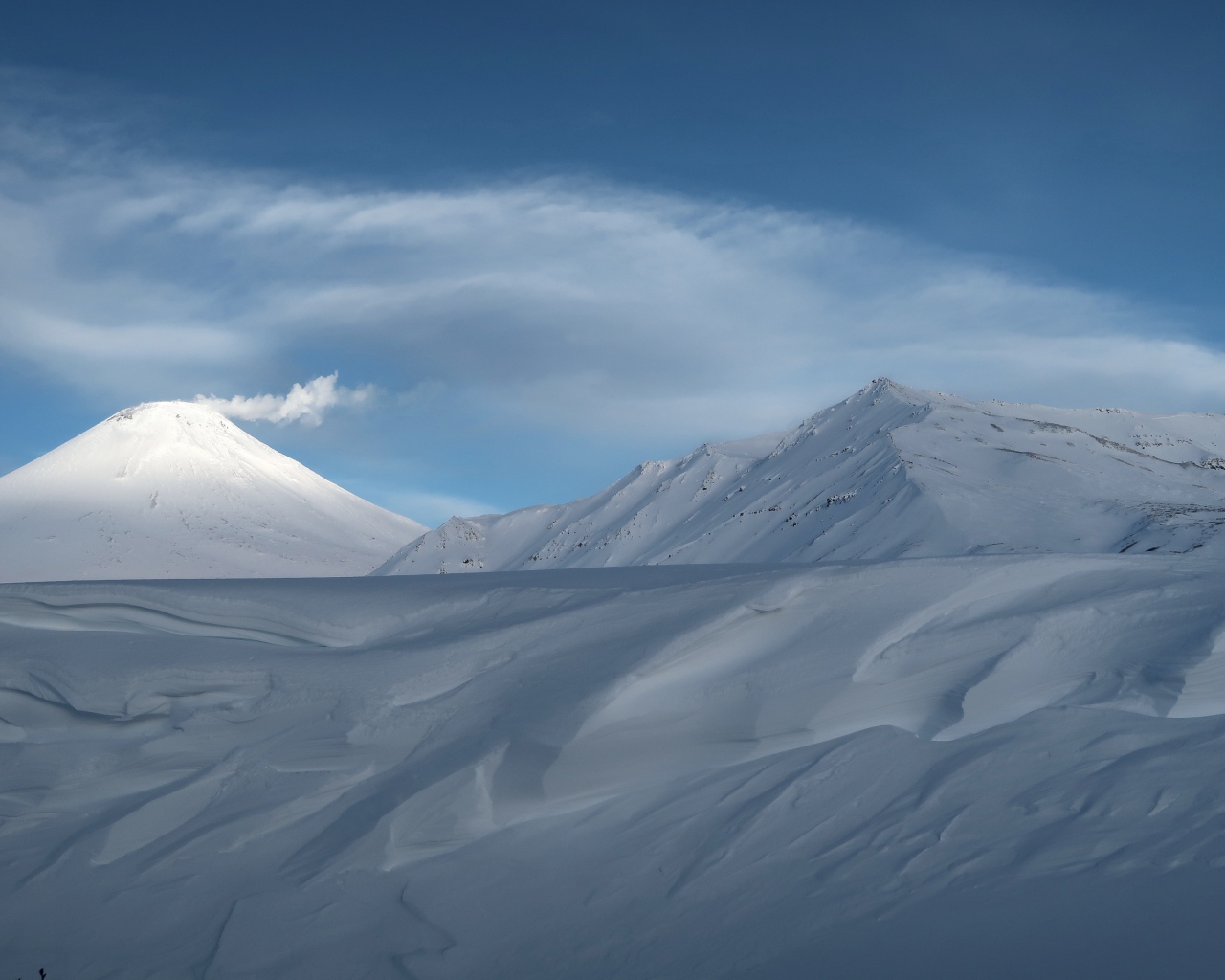 Красивые покрытые белым холодным снегом горы