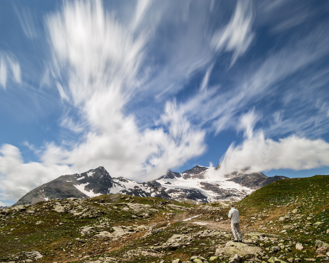 Красивое небо с белыми облаками над горой