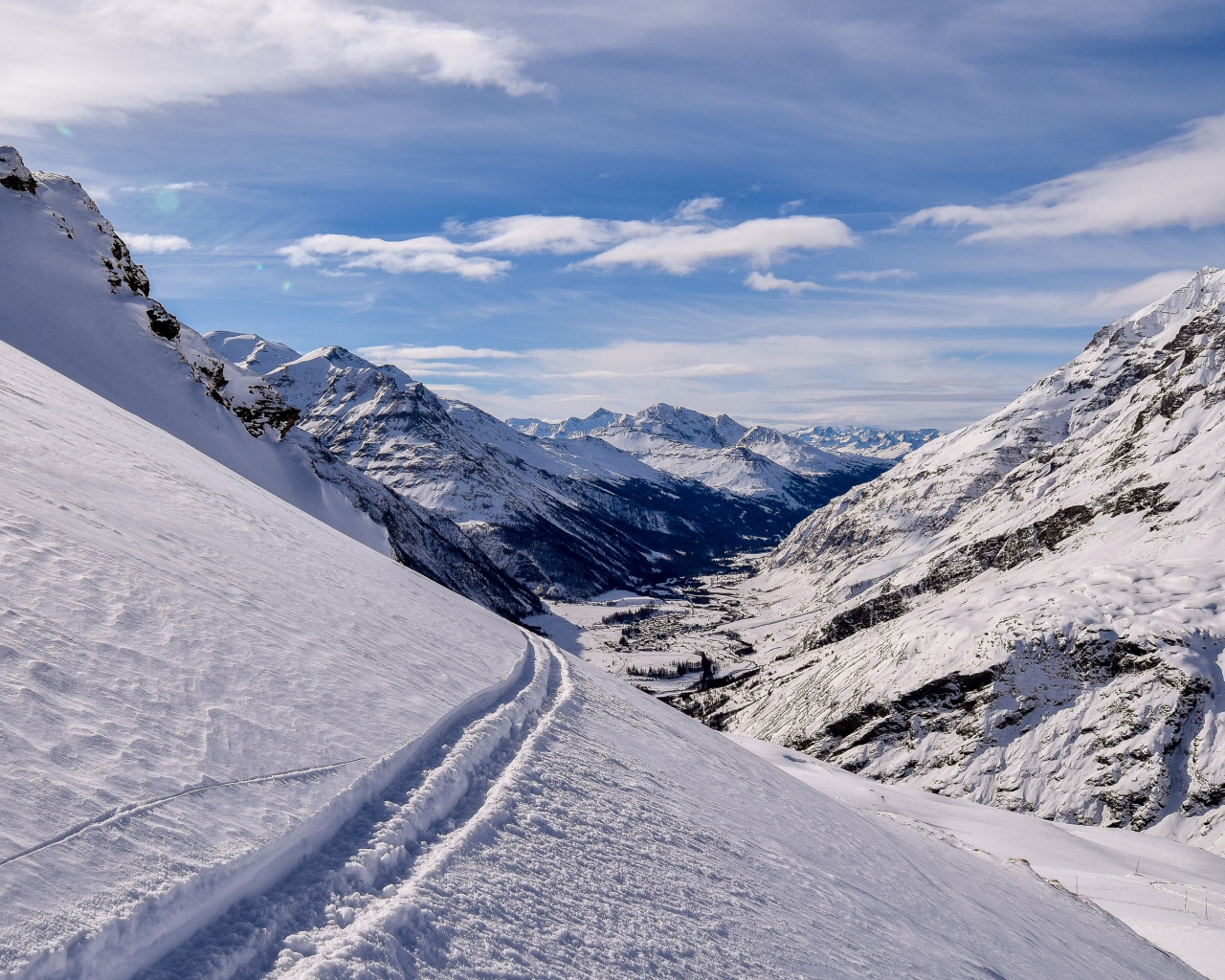 Красивые заснеженные вершины гор 