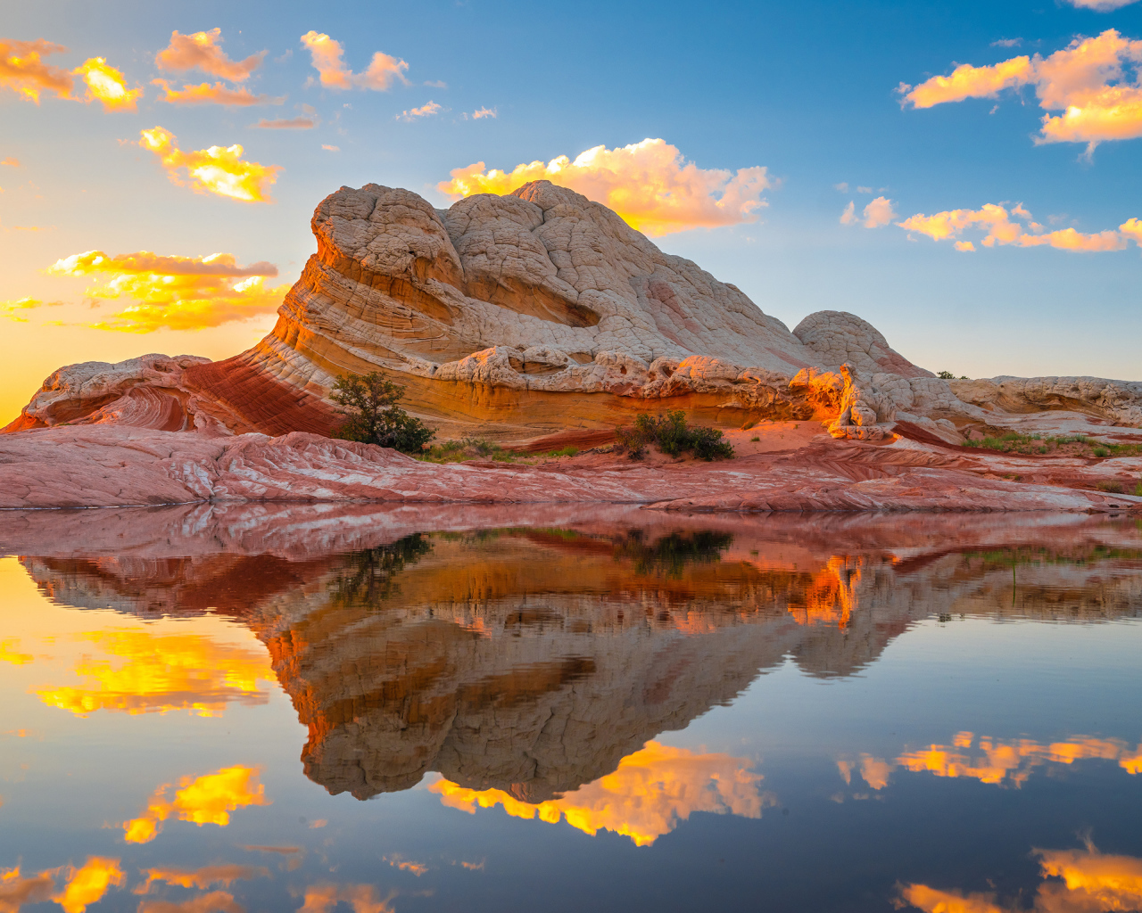 Красивая необычная гора у воды под голубым небом