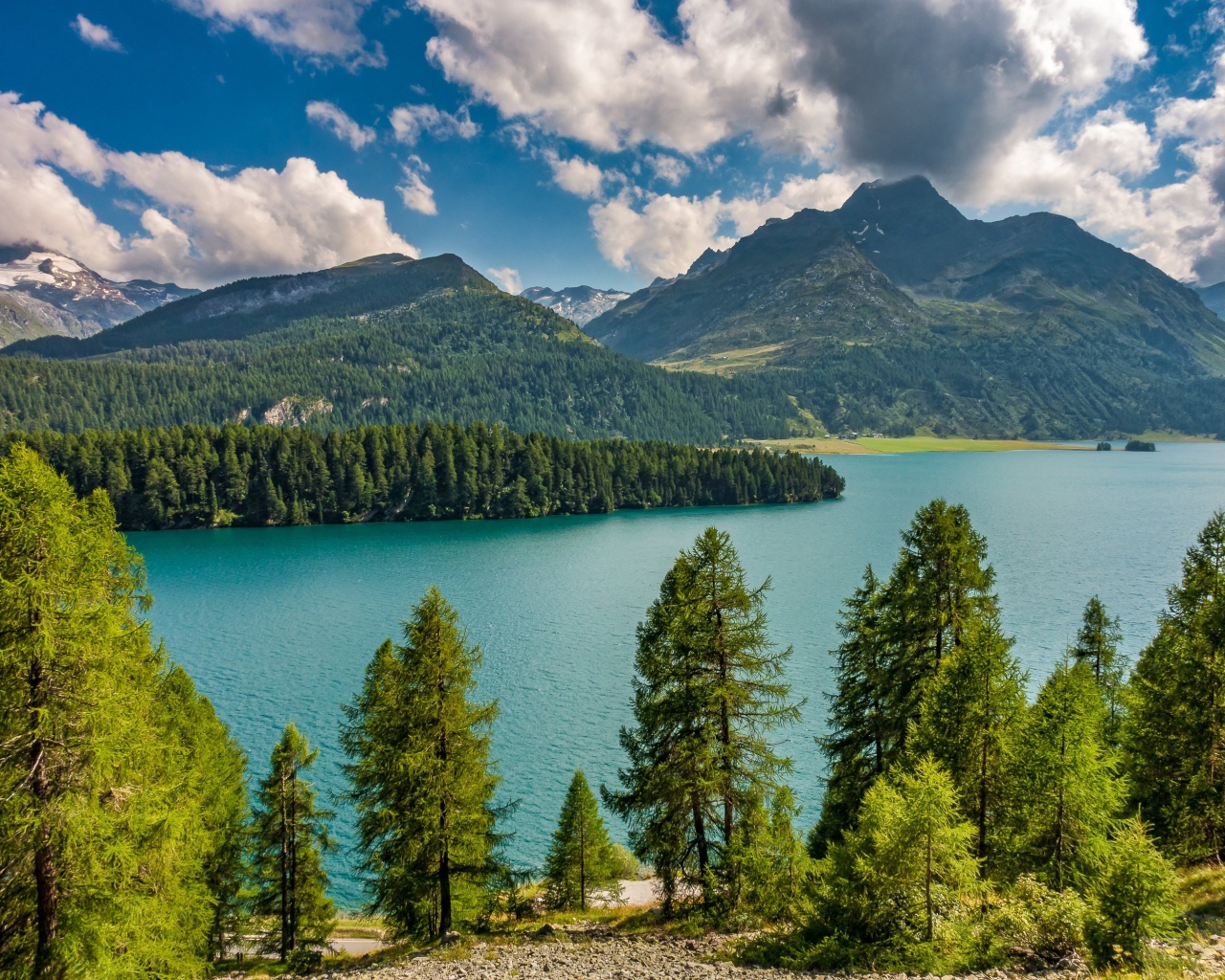 Красивый вид на горы и озеро под голубым небом