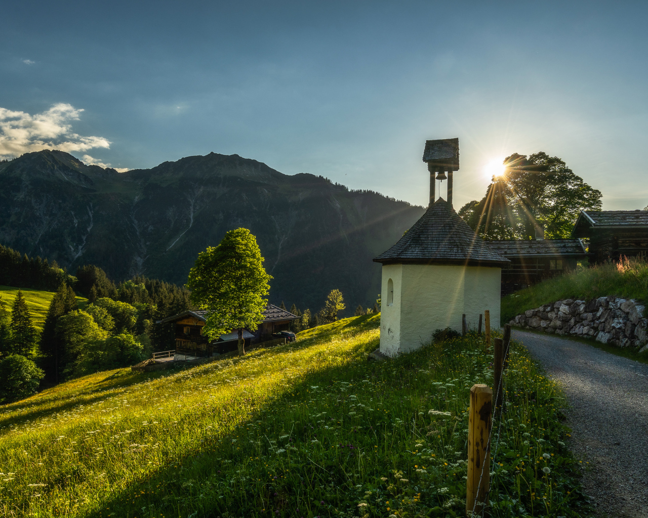Красивый вид на покрытые зеленью горы в лучах солнца