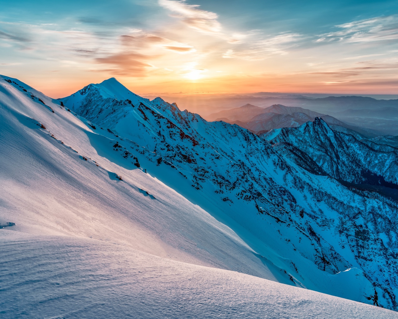 Красивый вид на заснеженные горы на рассвете