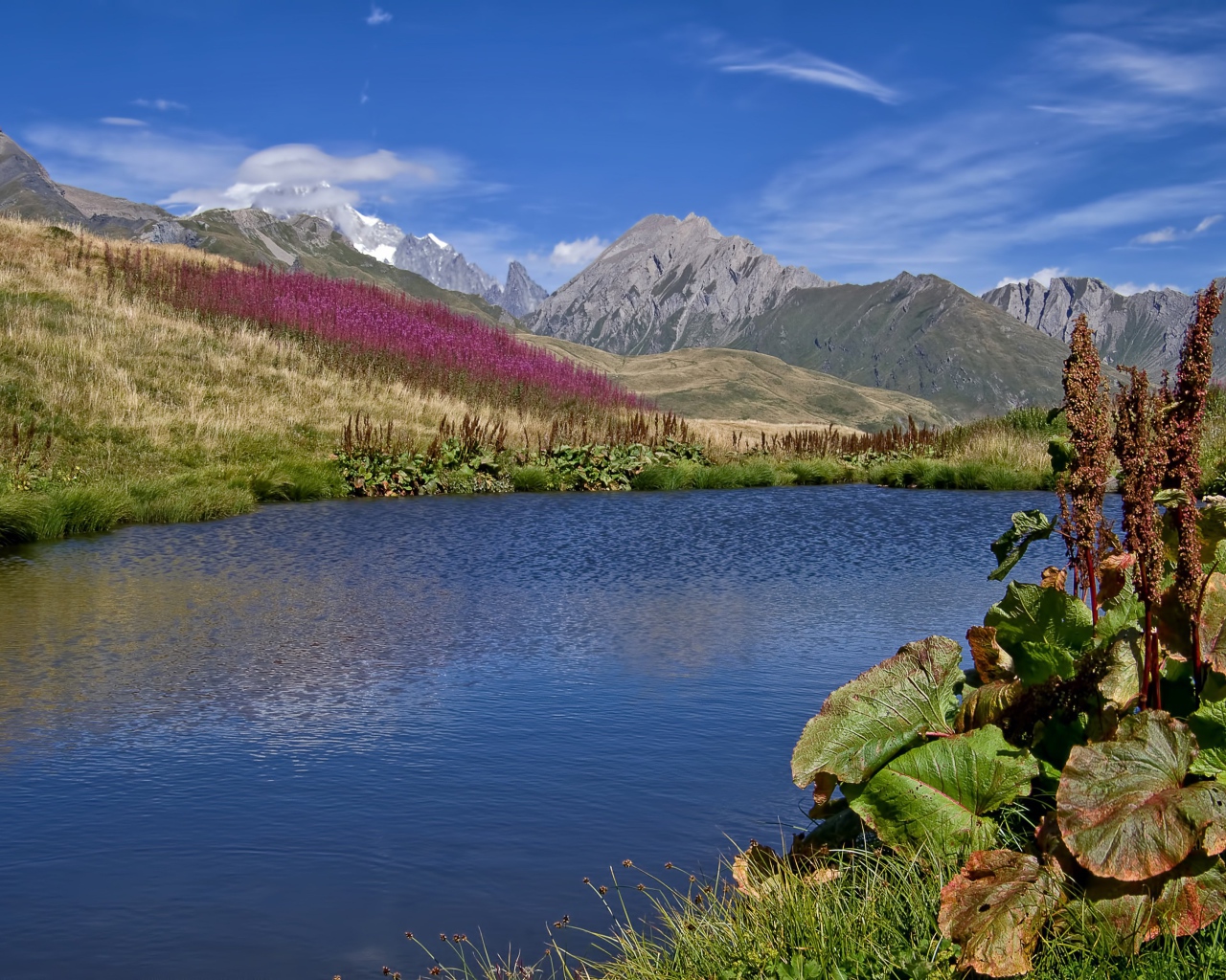 Яркое солнце над горами и озером