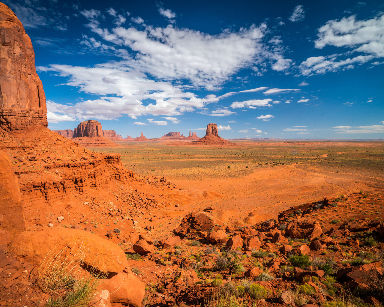 Глиняная гора под голубым небом