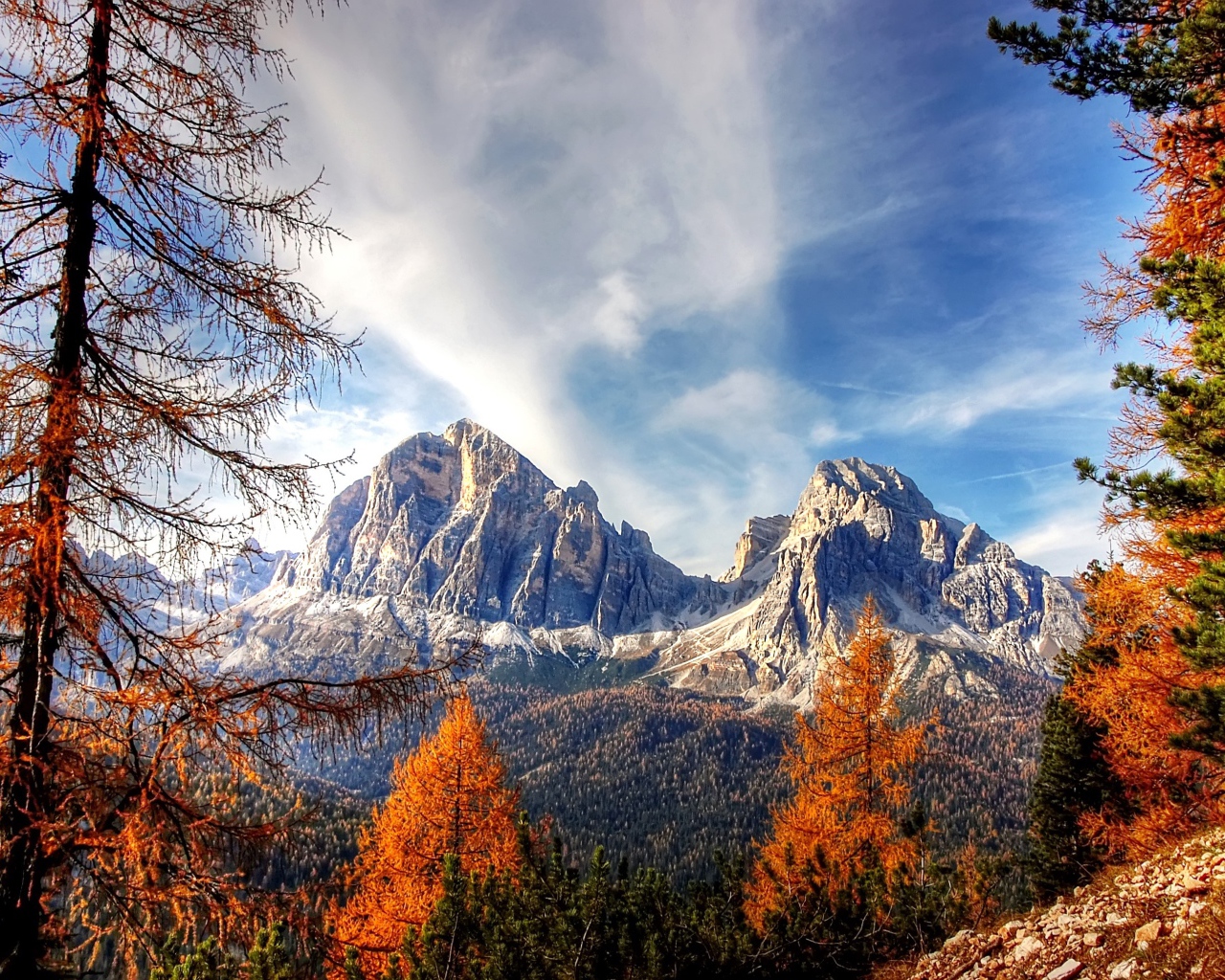Вид на Доломитовые альпы  под голубым небом 