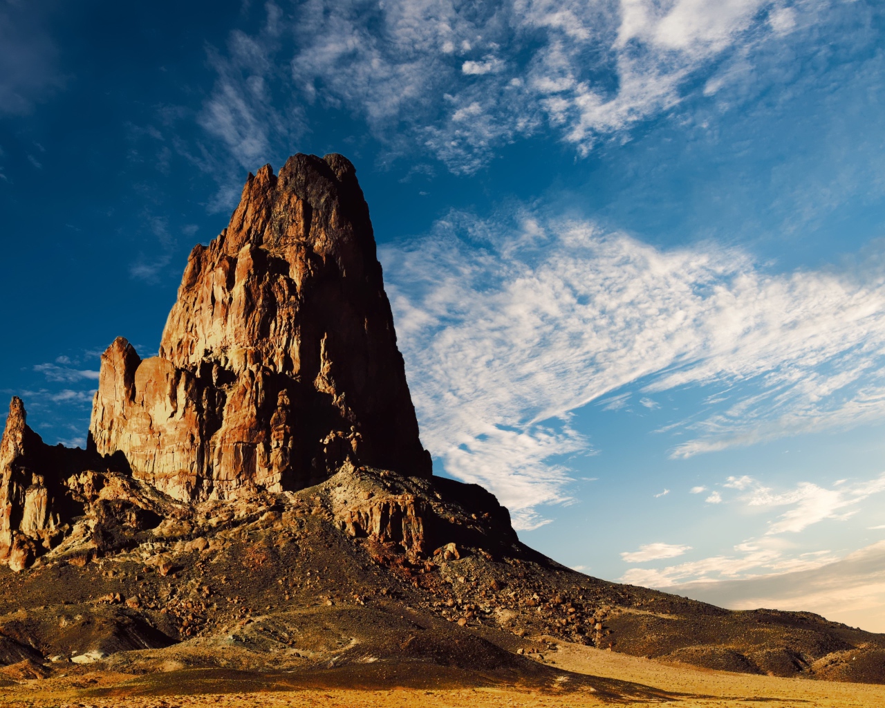 Высокая гора под красивым голубым небом