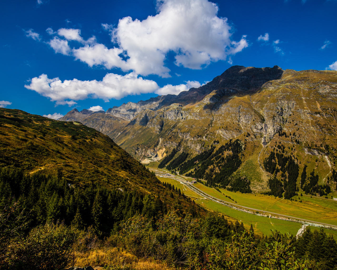 Высокие Швейцарские альпы под голубым небом 
