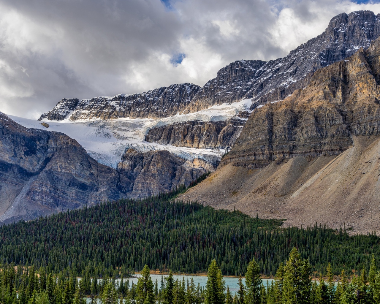 Большие каменные горы под пасмурным небом 