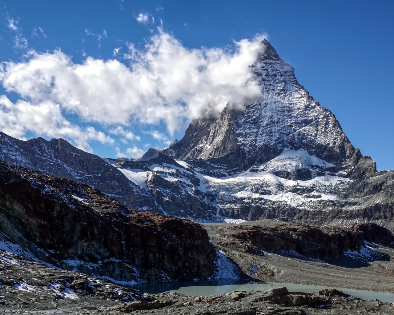 Гора Маттерхорн под голубым небом, Швейцария