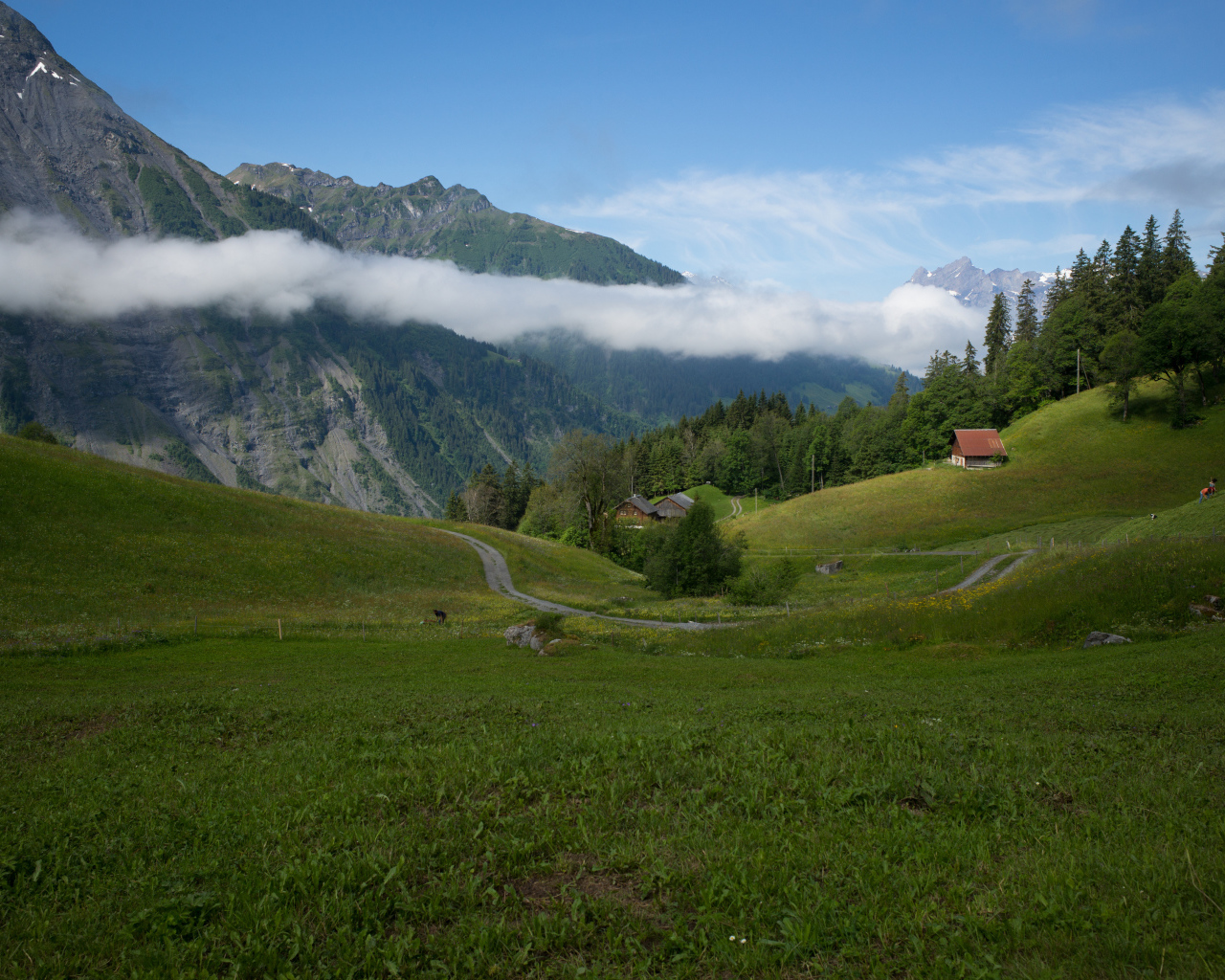 Швейцарские альпы в белых облаках 