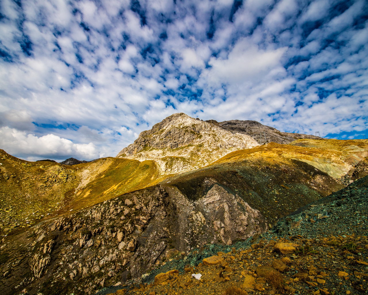 Швейцарские Альпы под голубым небом с белыми облаками