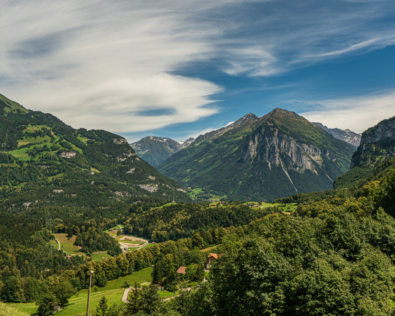 Высокие покрытые зеленью альпы под красивым небом, Швейцария 
